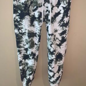 NO BOUNDARIES 34-36 Green/White Tie-Dye Joggers
